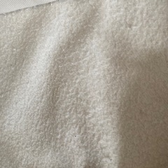 ギャップの白とベージュの間くらいの色のパーカーの画像