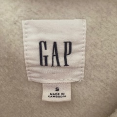 ギャップの白とベージュの間くらいの色のパーカーの画像