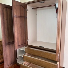 木製のタンスの画像