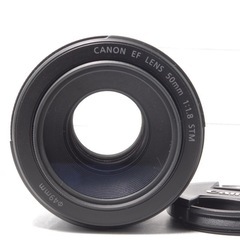 Canon EF 50mm STM 単焦点レンズ 　超美品 レンズフード付きの画像