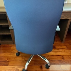 キャスター付き椅子の画像