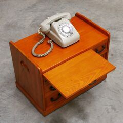 ≪zyt2537ジ限≫ 未使用/展示品 お座敷ワゴン キャスター付き小袖机　隠し収納付き　幅52cm　奥行32.5cm　高さ39cm　サン・ハーベスト/DW-1400/整理タンス/小箪笥/小物入れ/引き出し/タモ材/桐材/宮城県仙台市 71023-13の画像