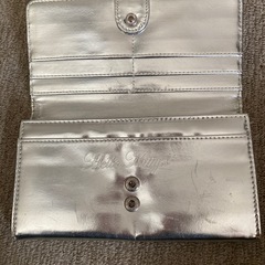 キティちゃんの銀色の長財布の画像