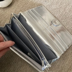 キティちゃんの銀色の長財布の画像