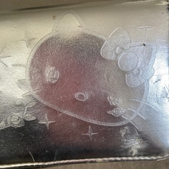 キティちゃんの銀色の長財布の画像
