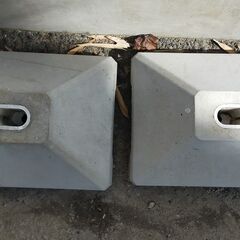 △ A 洗濯物干し台の土台 土台のみ 高さ 17cm 幅 38cm 奥行 29cm 汚れ、プラスチックの部分劣化によるヒビあり 現状渡しの画像