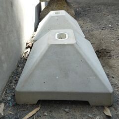 △ A 洗濯物干し台の土台 土台のみ 高さ 17cm 幅 38cm 奥行 29cm 汚れ、プラスチックの部分劣化によるヒビあり 現状渡しの画像