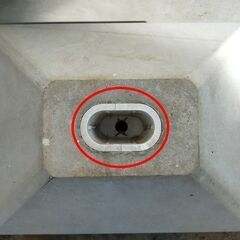 △ A 洗濯物干し台の土台 土台のみ 高さ 17cm 幅 38cm 奥行 29cm 汚れ、プラスチックの部分劣化によるヒビあり 現状渡しの画像