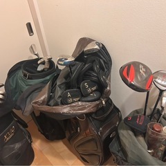 ゴルフセット（バッグ4つ、20本以上、ゴルフボール）の画像