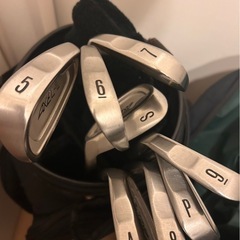ゴルフセット（バッグ4つ、20本以上、ゴルフボール）の画像