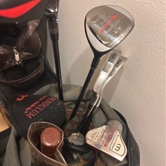 ゴルフセット（バッグ4つ、20本以上、ゴルフボール）の画像