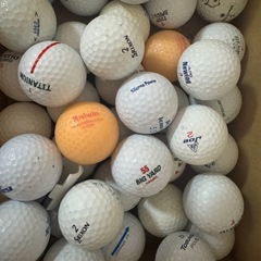 ゴルフセット（バッグ4つ、20本以上、ゴルフボール）の画像