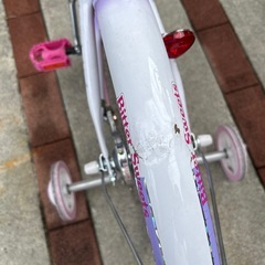 補助輪付き子供用自転車の画像