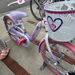 補助輪付き子供用自転車の画像