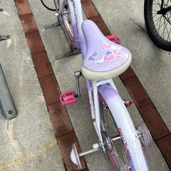 補助輪付き子供用自転車の画像