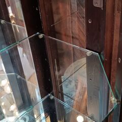AUTHENTIC FURNITURE　斉藤家具工業　キュリオケース　コレクションケース　ライト付き　照明付　アンティーク　鏡　ガラス棚　高級　サイズ（約）幅84×奥42×高180　　■近隣配送無料 買取GO‼　栄和店の画像