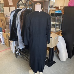K2511-083 ワンピース 長袖 ドレス ブラック 胸元刺繍 ポケット付き フォーマル サイズ表記なし ホック止める部品欠損 の画像