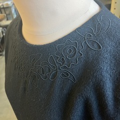 K2511-083 ワンピース 長袖 ドレス ブラック 胸元刺繍 ポケット付き フォーマル サイズ表記なし ホック止める部品欠損 の画像