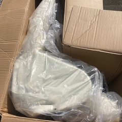 ニトリ　未使用　未組み立て　パーソナルチェア　ウルフ2  RD6200R 白系合皮　長期保管品　肘掛け汚れ&金具サビ有り　の画像