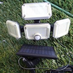 中古）ソーラーセンサーライト ソーラー充電 IP65防水 リモコン付 防犯ライトの画像