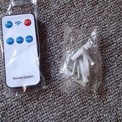 中古）ソーラーセンサーライト ソーラー充電 IP65防水 リモコン付 防犯ライトの画像