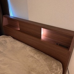 ベッドフレーム　ニトリ　マットレス　シモンズ　セットセミダブルの画像