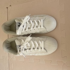 アディダス スニーカーの画像