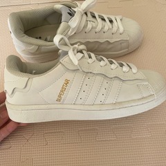 アディダス スニーカーの画像