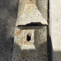 △ B 洗濯物干し台の土台 土台のみ 高さ 17cm 幅 38cm 奥行 29cm 欠けあり 現状渡しの画像