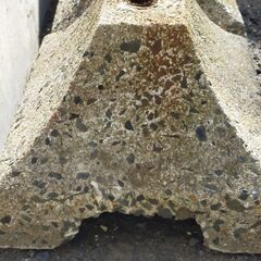 △ B 洗濯物干し台の土台 土台のみ 高さ 17cm 幅 38cm 奥行 29cm 欠けあり 現状渡しの画像