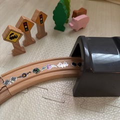木のおもちゃ　電車　の画像