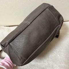 レディース ショルダーバッグ グレージュ 合皮 ポケット付きの画像