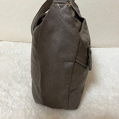 レディース ショルダーバッグ グレージュ 合皮 ポケット付きの画像