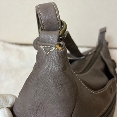 レディース ショルダーバッグ グレージュ 合皮 ポケット付きの画像