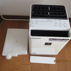 シャープ　プラズマクラスター機能搭載加湿器、タッチ式操作パネル付き。2009年式、IZ-CBK100型、イオンクラスター6畳まで　加湿器8畳まで 花粉対策の画像