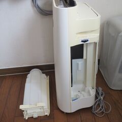 シャープ製　空気清浄機KC-G50-W、ホワイト、54Wの消費電力で効率的に空気を清浄します。201８年製　高濃度プラズマクラスター7000　花粉対策　AC100V,54W プラズマクラスター13畳まで　加湿器15畳まで　空気清浄機23畳まで　の画像