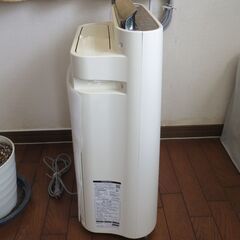 シャープ製　空気清浄機KC-G50-W、ホワイト、54Wの消費電力で効率的に空気を清浄します。201８年製　高濃度プラズマクラスター7000　花粉対策　AC100V,54W プラズマクラスター13畳まで　加湿器15畳まで　空気清浄機23畳まで　の画像