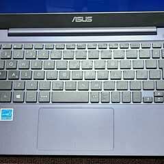 小さいノートパソコン ASUS Notebook E203N Celeron(R) CPU N3350の画像