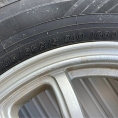【値下げ】2023年製　スタッドレスタイヤ　アルミホイル　４本セット　195/65R15 ほぼ新品　の画像