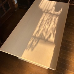 早い物勝ちです。木製テーブルの画像