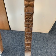 ティキの彫刻が施された木製の巨大なスプーンとフォークです。 
の画像