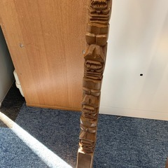 ティキの彫刻が施された木製の巨大なスプーンとフォークです。 
の画像