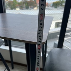 テーブル、イス2つの画像