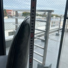 テーブル、イス2つの画像