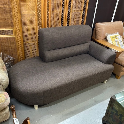 焦茶のカウチソファ