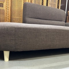 焦茶のカウチソファの画像