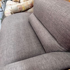 焦茶のカウチソファの画像