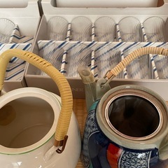 受取待ちガラスコップ、急須の画像