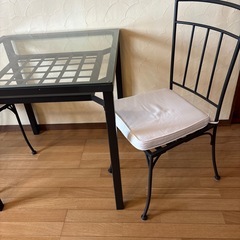 IKEAガラステーブルセットの画像