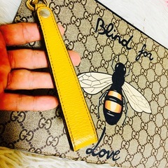 美品✨GUCCI✨グッチ✨クラッチバッグ✨ GGスプリーム✨473904✨ハチ✨の画像